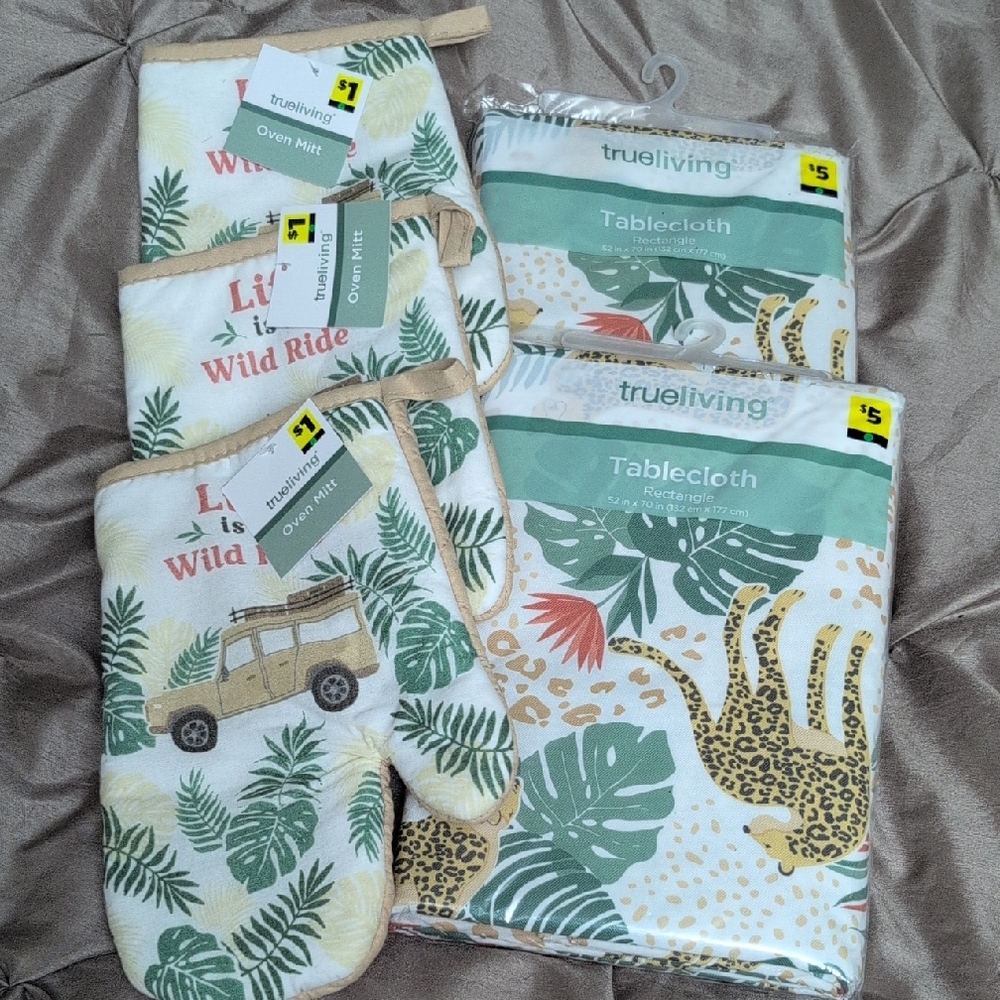 True Living Oven Mitts and Tablecloth Set